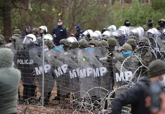 Poland Suspends Asylum Applications for Migrants at Belarus Border as Tensions Escalate