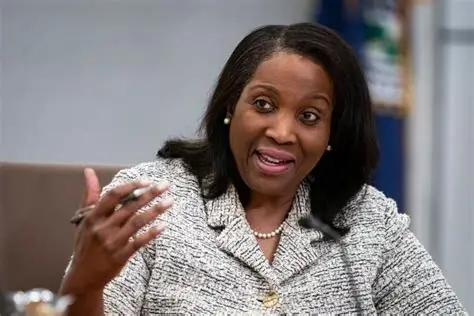 Supreme Court Keeps Fed Governor Lisa Cook in Post as Trump Firing Bid Faces Review